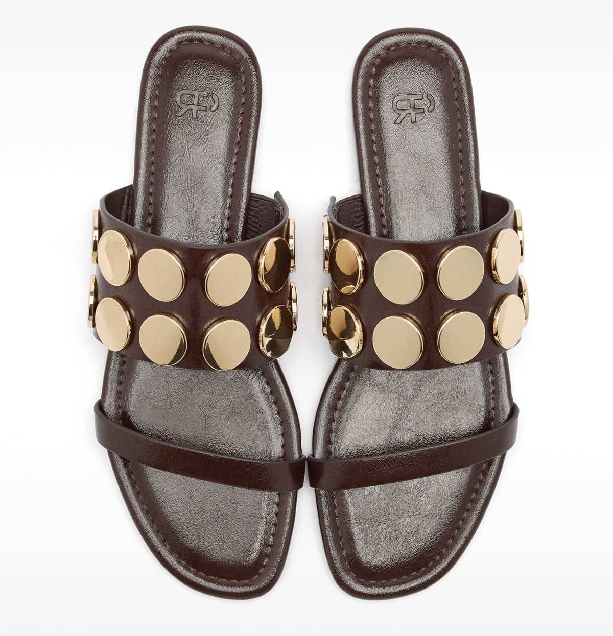 Sandalias rasas con detalles metálicos de Parfois