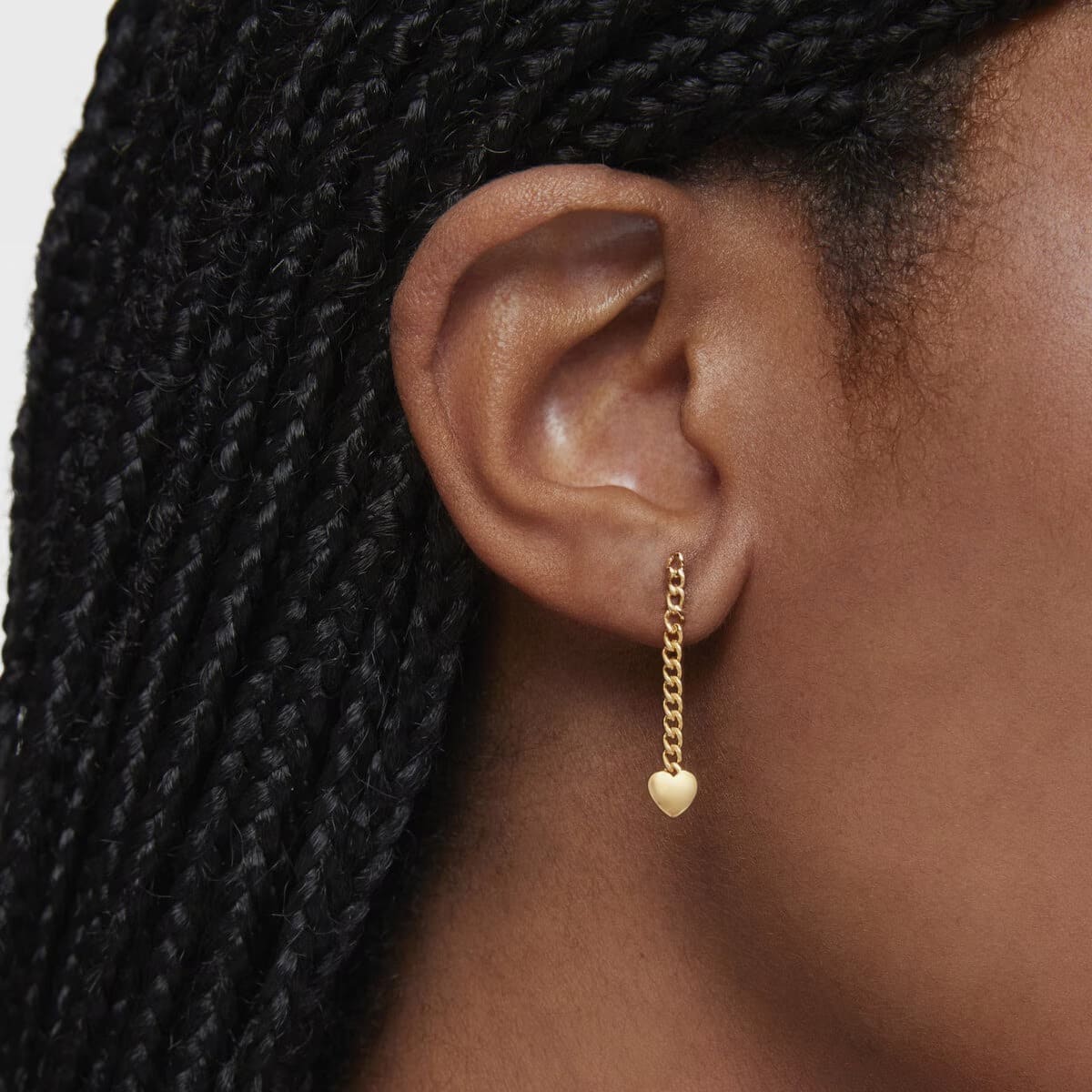 Los pendientes largos corazón con baño de oro 18 kt sobre plata Bold Motif de Tous