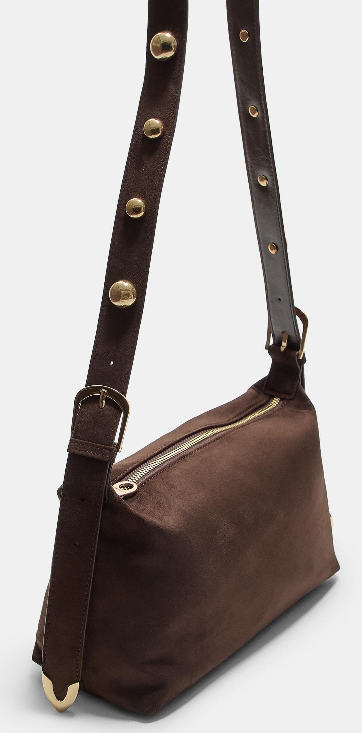 El nuevo bolso bandolera con tachas en color marrón de Stradivarius