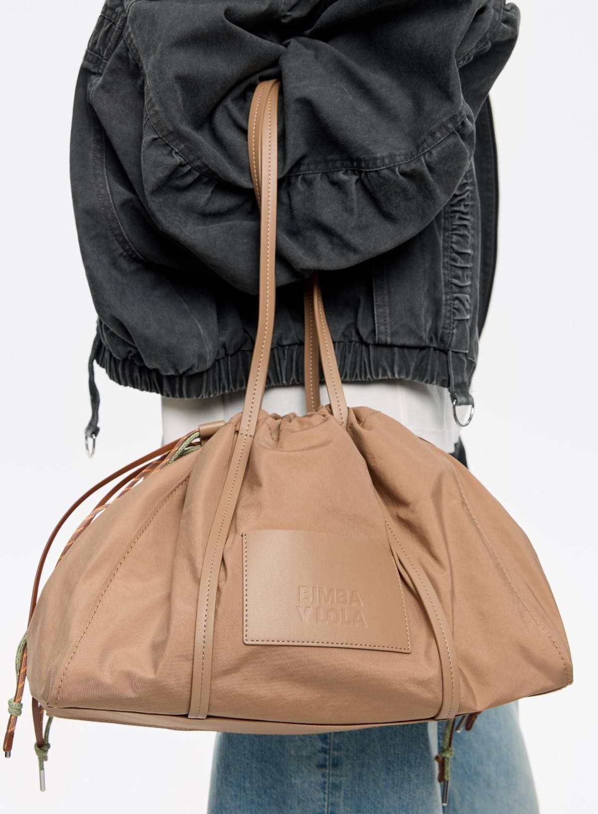 Bolso bandolera grande nylon corteza de Bimba y Lola