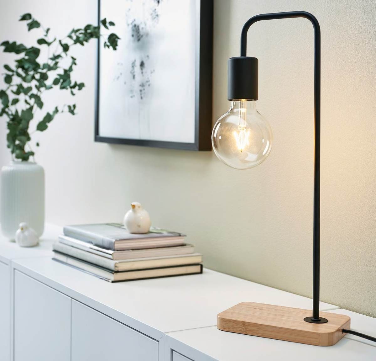 TVÄRHANDLámpara de mesa de Ikea