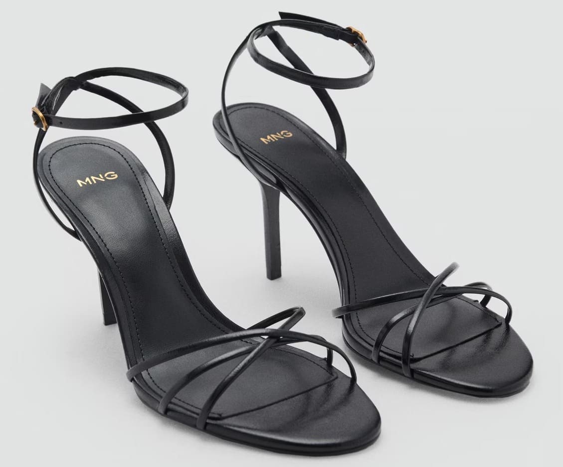 Las sandalias con tiras y tacón en color negro de Mango