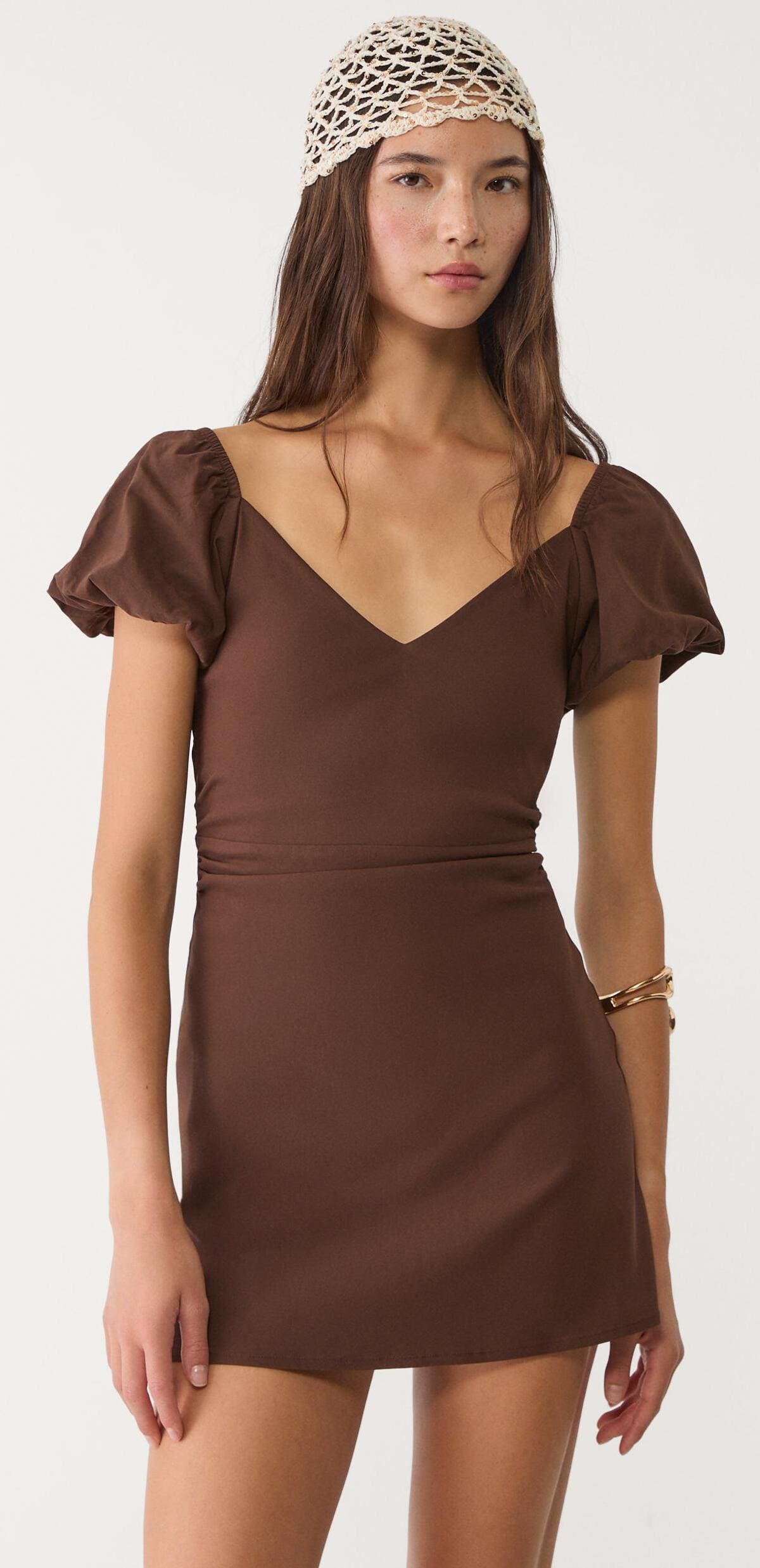 El vestido corto con espalda descubierta en color marrón de Stradivarius