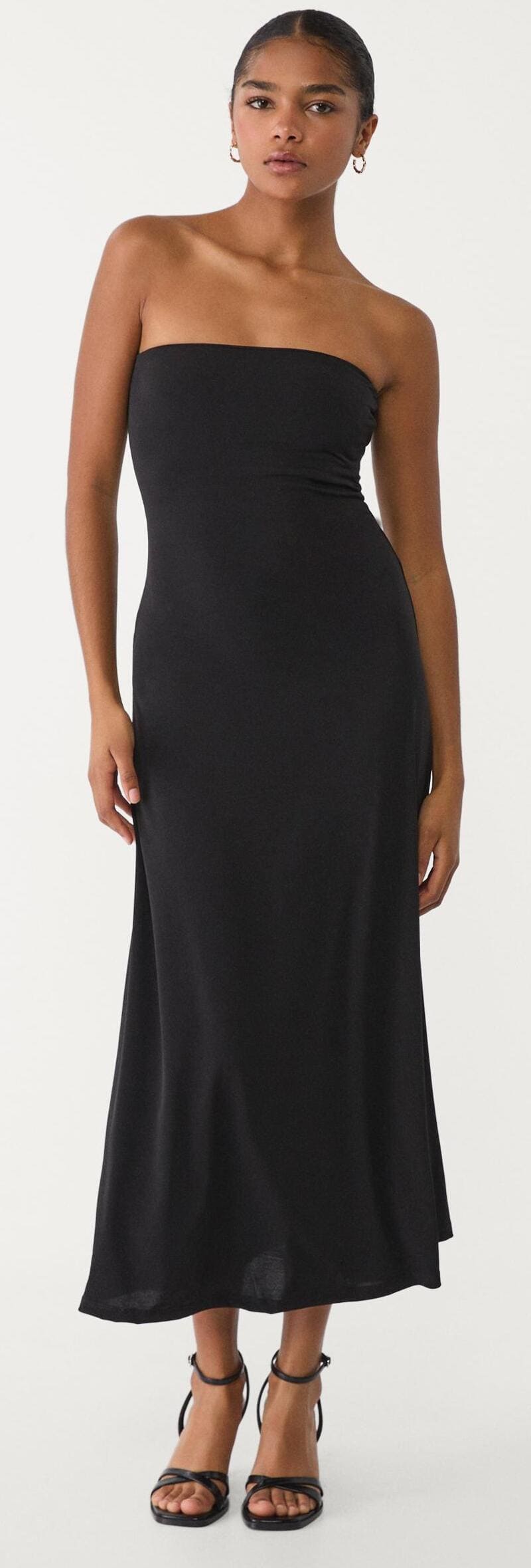 El vestido midi evasé con hombros descubiertos en color negro de Stradivarius