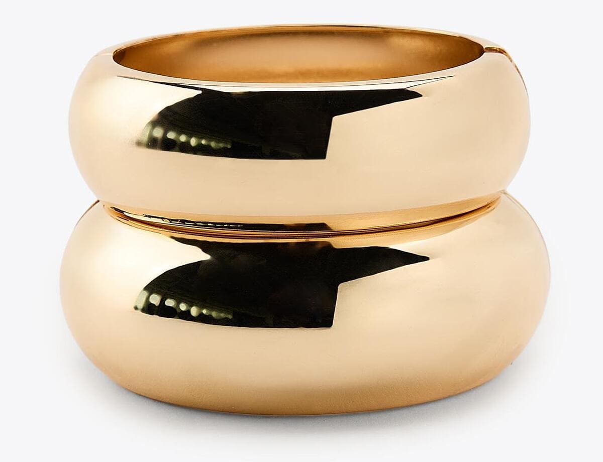 El pack de dos pulseras relieve en color dorado de Zara