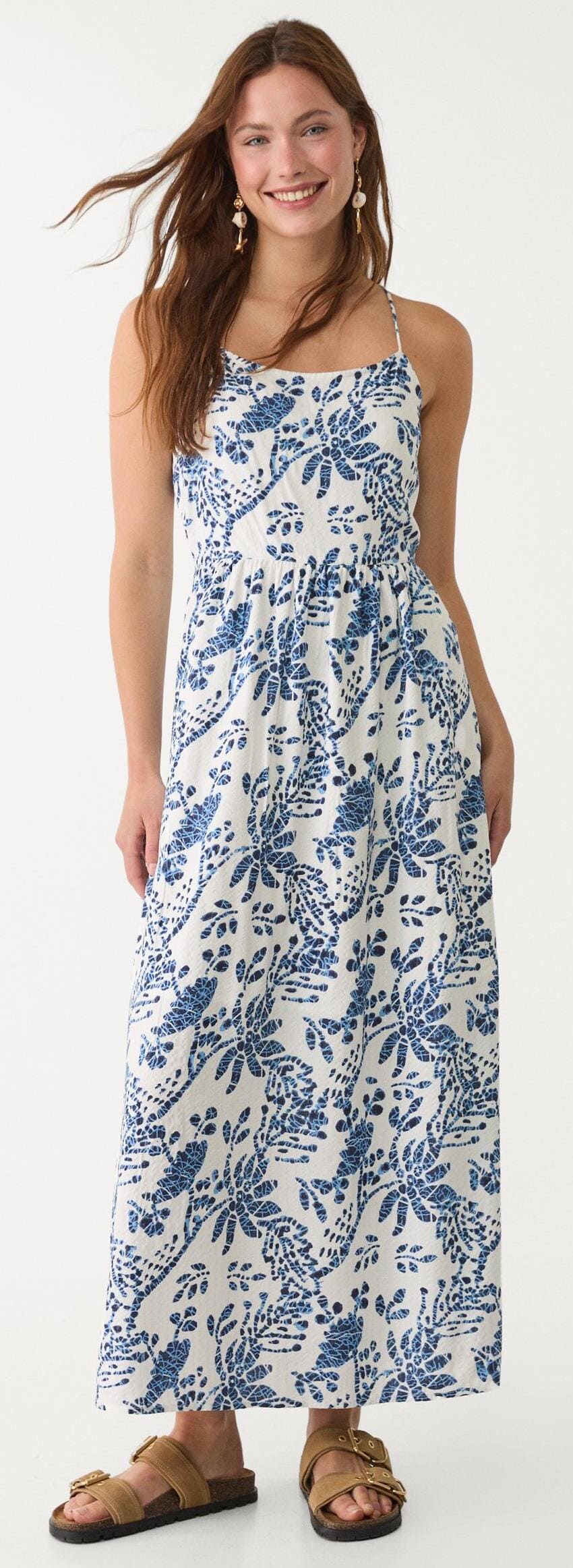 El vestido midi con espalda descubierta estampado de Stravidarius