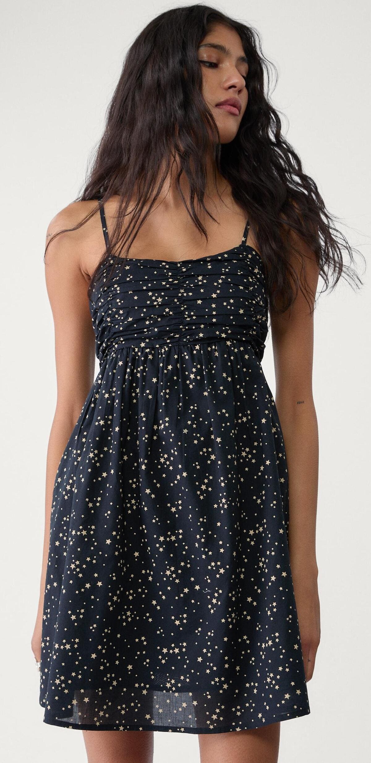 El vestido fluido corto frunce en color negro de Stradivarius