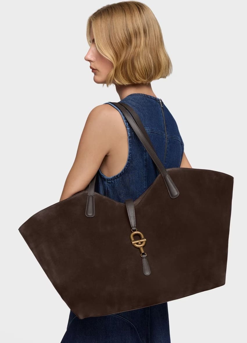 El nuevo bolso capazo grande de piel en color marrón oscuro Tous Manifesto