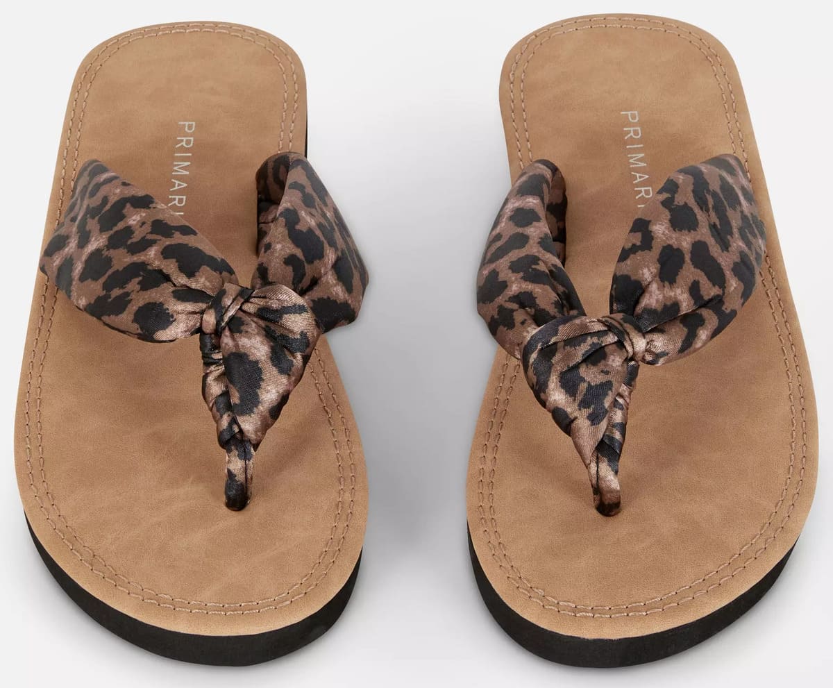 Las sandalias planas de dedo con estampado de leopardo de Primark