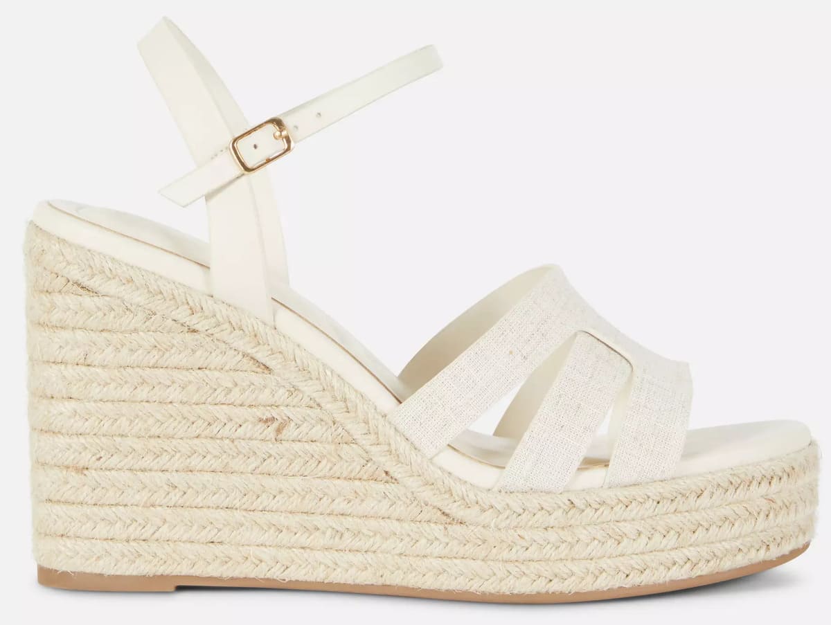 Las sandalias de cuña con tiras cruzadas en color crudo de Primark