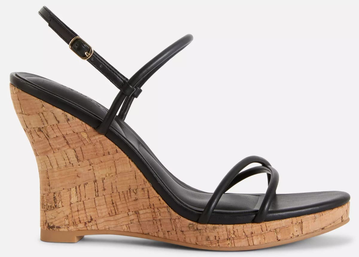 Las sandalias elegantes con cuña de corcho en color negro de Primark