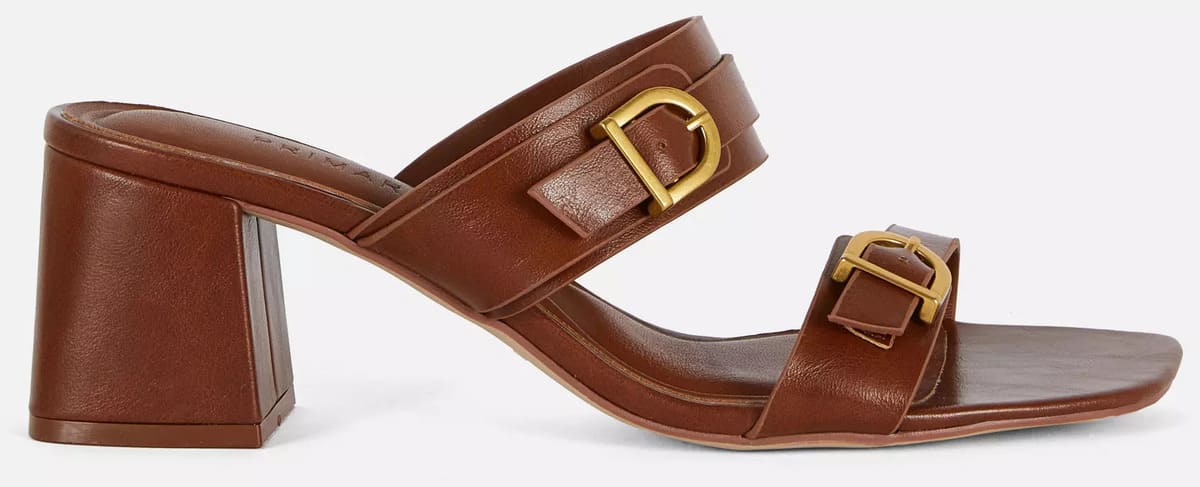 Las sandalias estilo chinela con dos hebillas en color marrón tostado de Primark