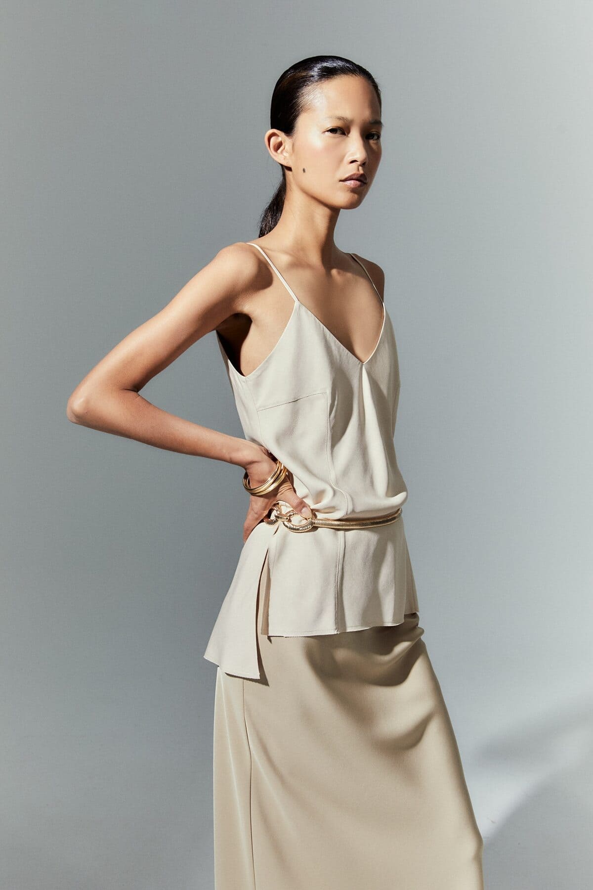 El nuevo top lencero en color beige de Sfera