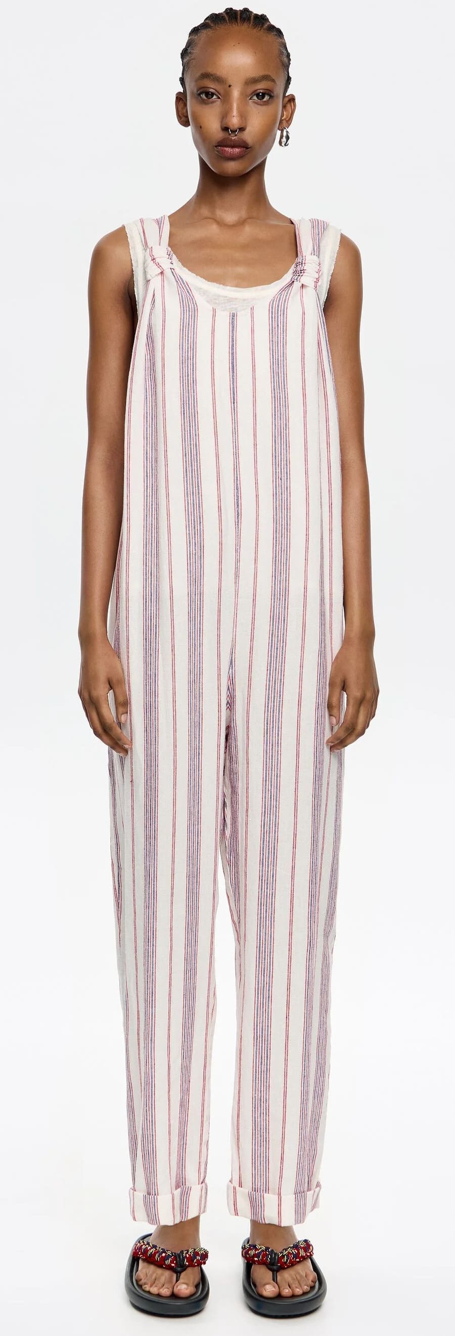 El mono de lino lavado a rayas en color marfil de Bimba y Lola