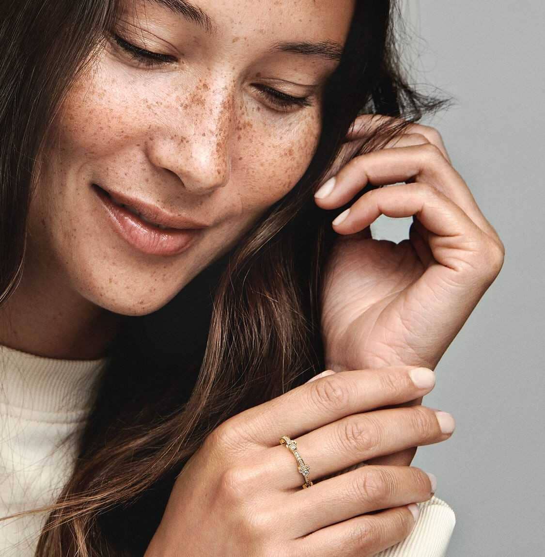 Anillo Eternidad Brillante Mickey Mouse & Minnie Mouse de Disney Recubrimiento en oro de 14k de Pandora