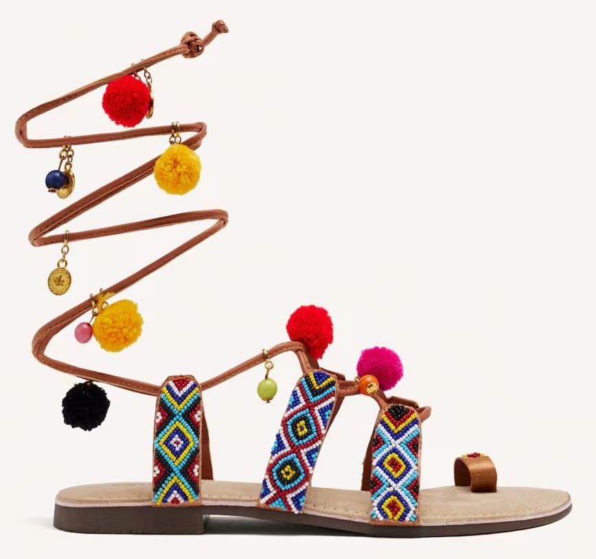 Sandalias de piel con abalorios, pompones y cuentas