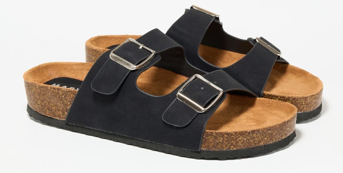 Sandalias planas con detalles de hebillas