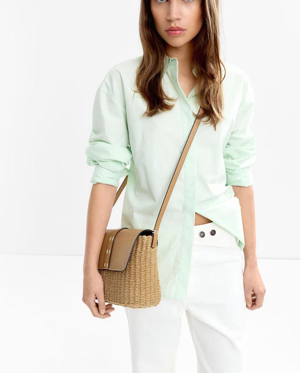 Bandolera con solapa y cierre imantado en liso