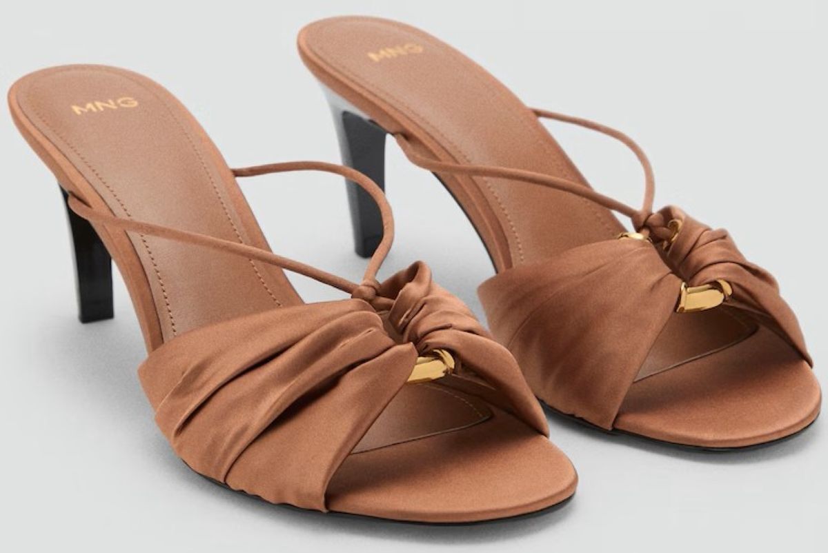 Sandalia tacón satinada aplique metálico de Mango