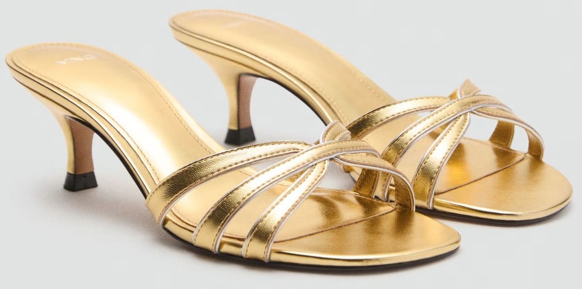 Las sandalias con tiras de tacón kitten en color oro de Mango