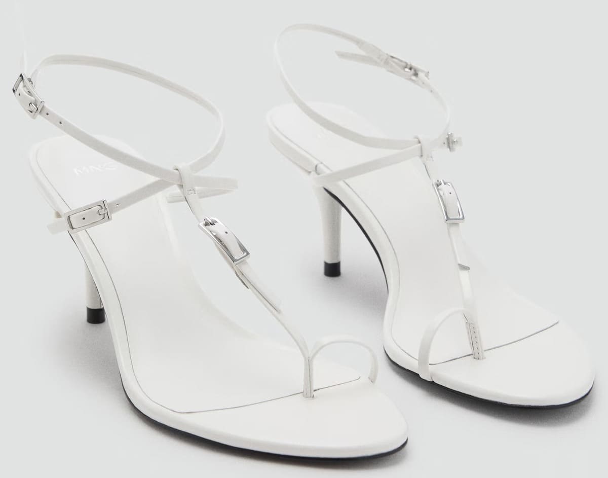 Las nuevas sandalias de piel con tacón y hebillas en color blanco de Mango