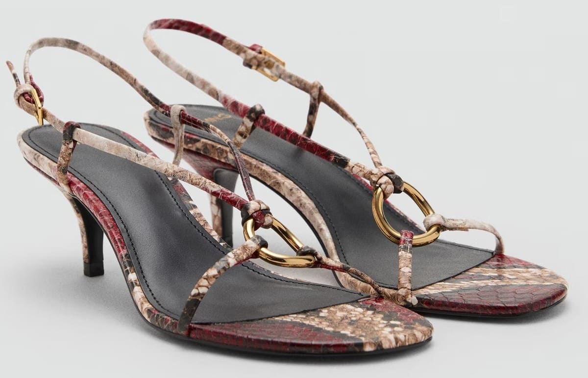 Las nuevas sandalias de tacón con detalle de anilla en color rojo coral de Mango