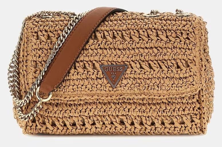 El bolso bandolera con cierre imantado y asa metálica de Guess en El Corte Inglés