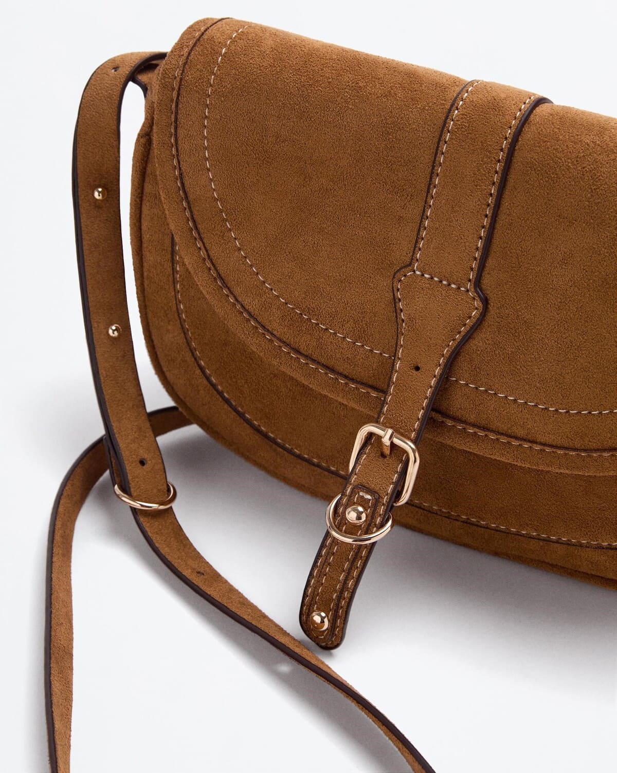 Bolso tipo bandolera con solapa y acabado efecto ante