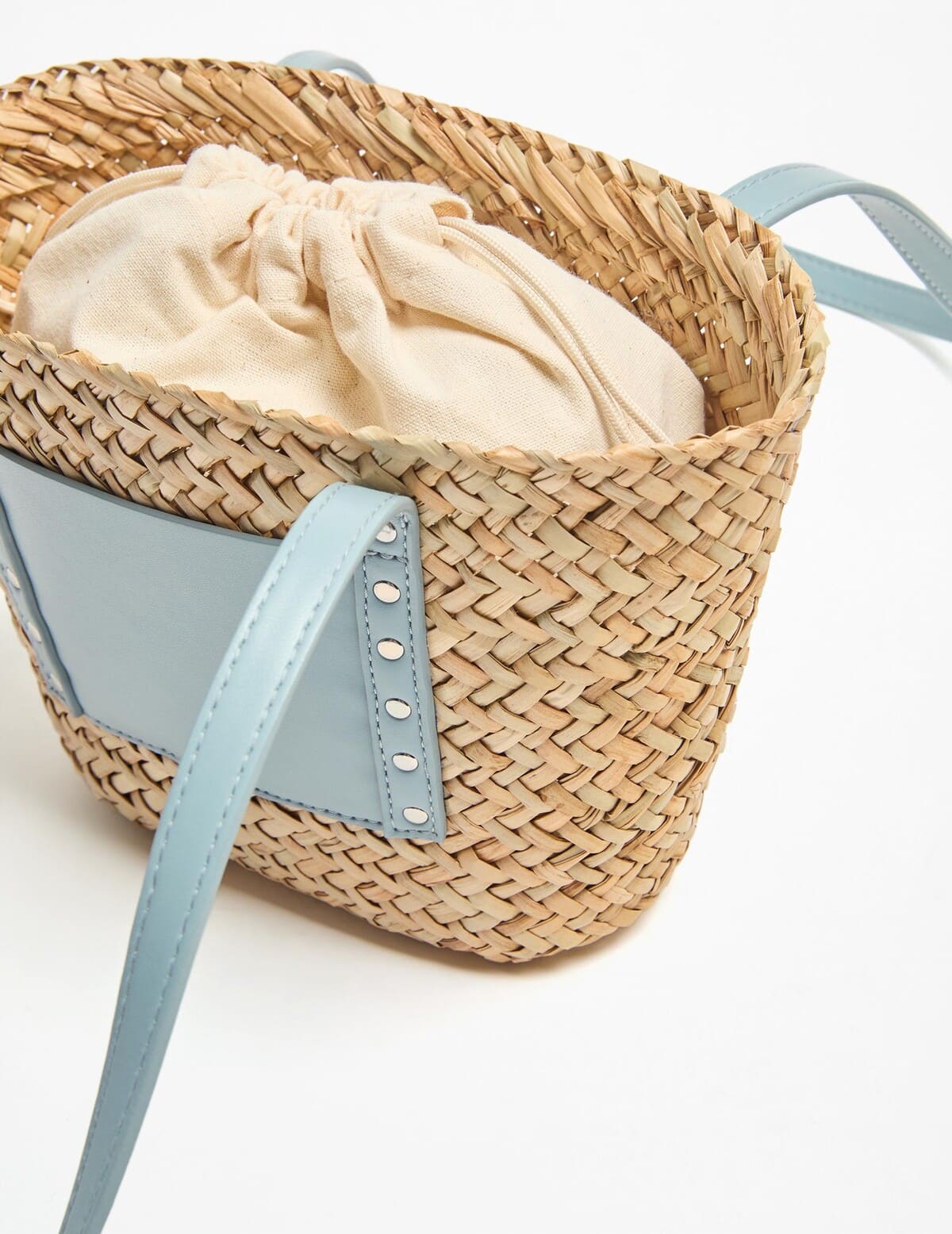 Bolso capazo pequeño de yute con tachas