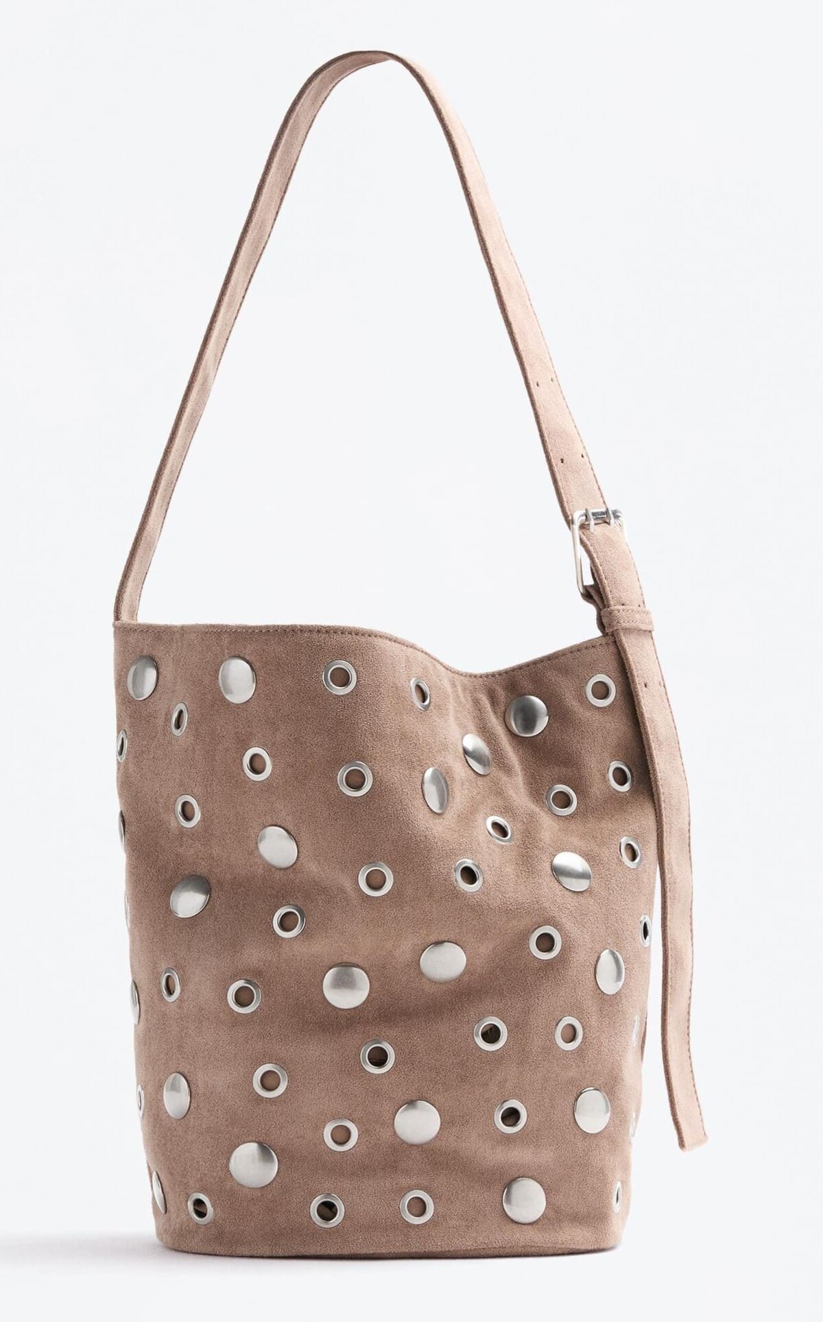 Bolso saca con tachas decorativas y acabado efecto ante