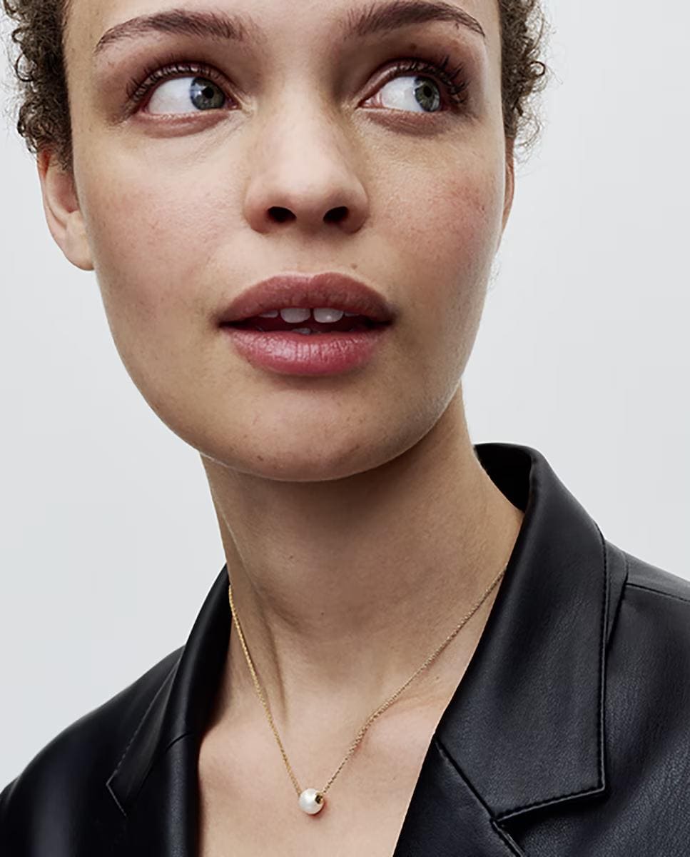 Collar con charm de perla cultivada de agua dulce