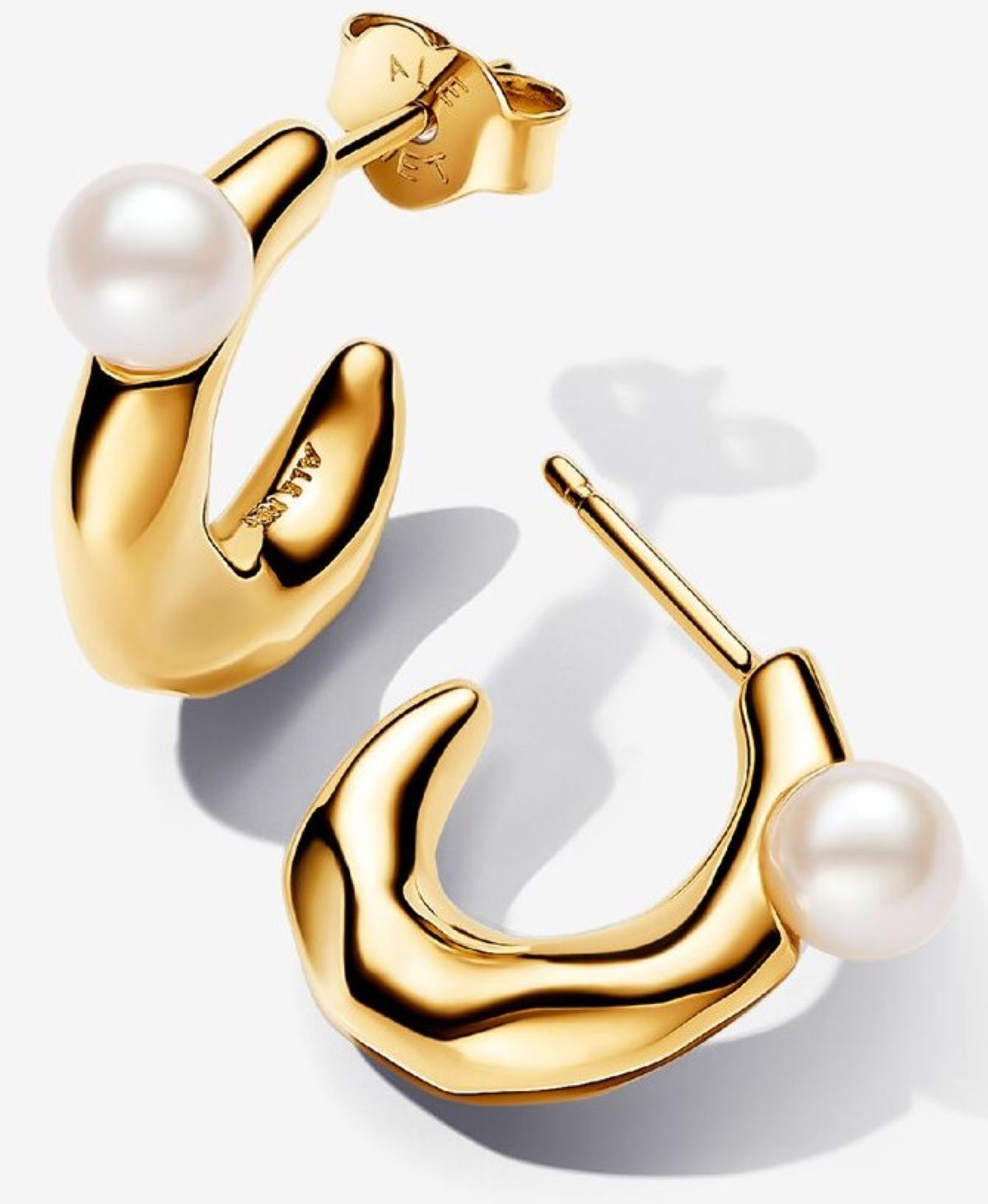 Pendientes de aro forma orgánica y perla cultivada de agua dulce de Pandora