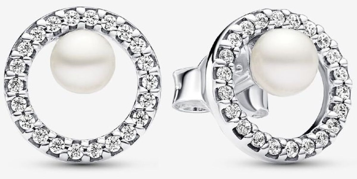 Pendientes de botón perla cultivada de agua dulce tratada y halo de pavé de Pandora