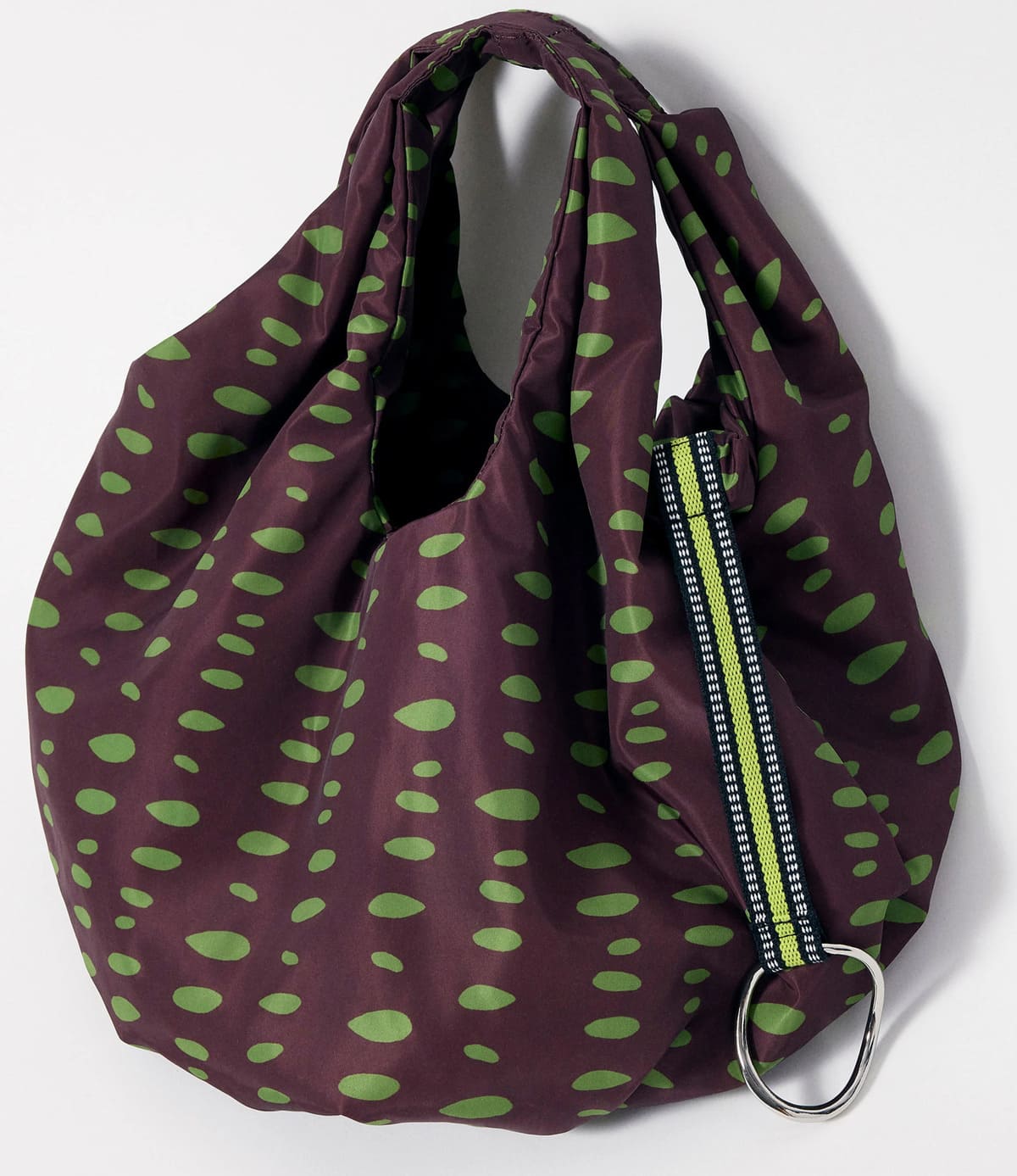 El nuevo bolso de hombro de nylon en color burdeos de Parfois