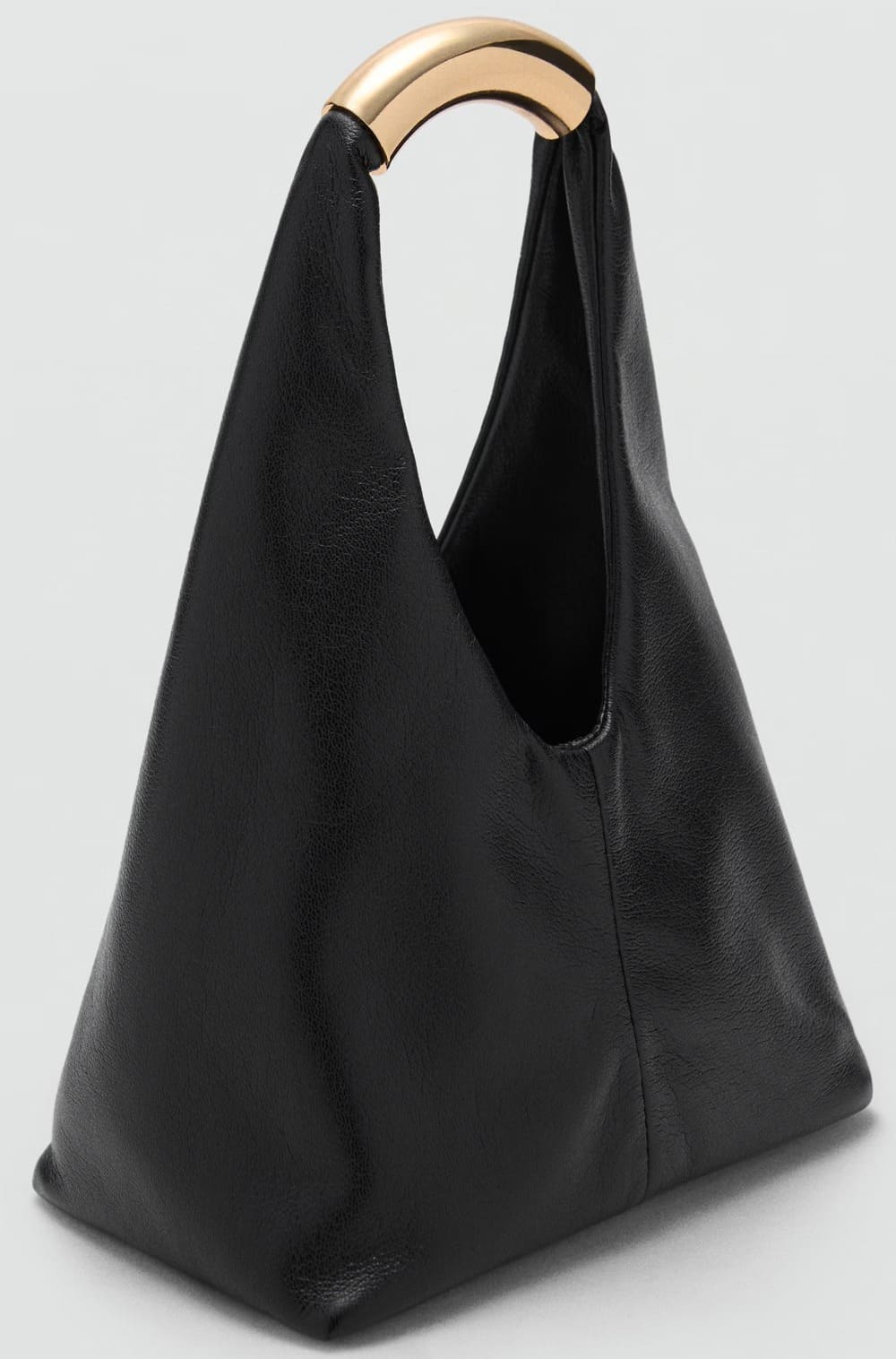 El bolso de mano con asa metálica en color negro de Mango