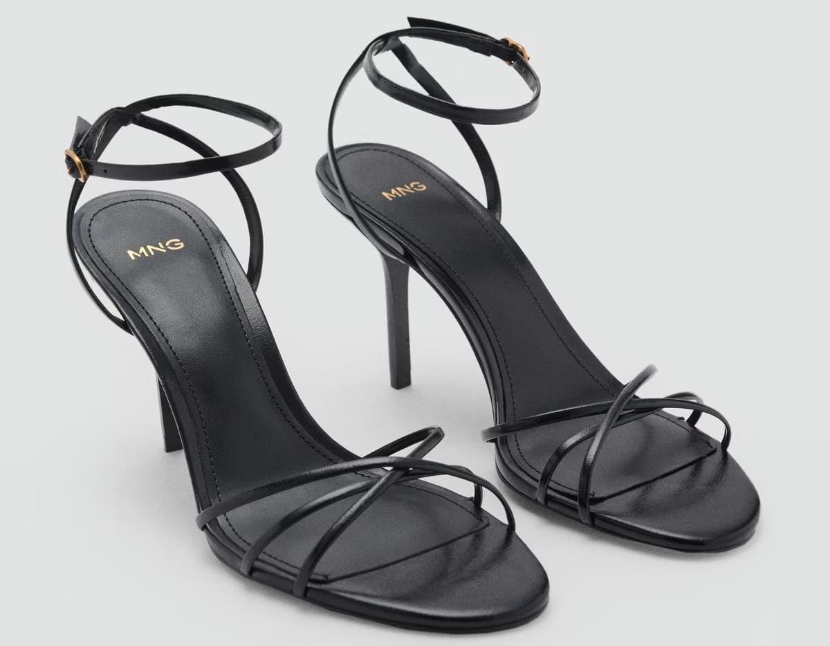 Las sandalias con tiras y tacón en color negro de Mango