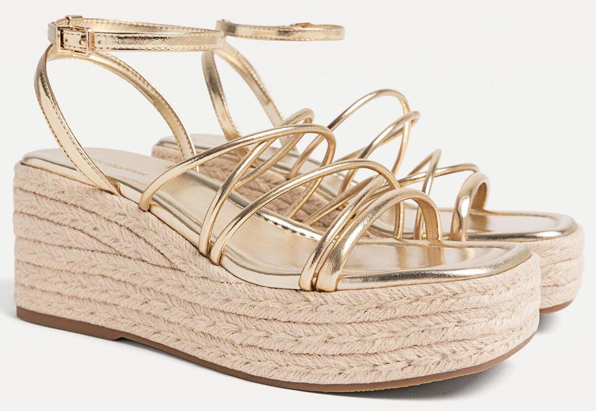 Las sandalias cuñas de yute con plataforma en color oro de Stradivarius