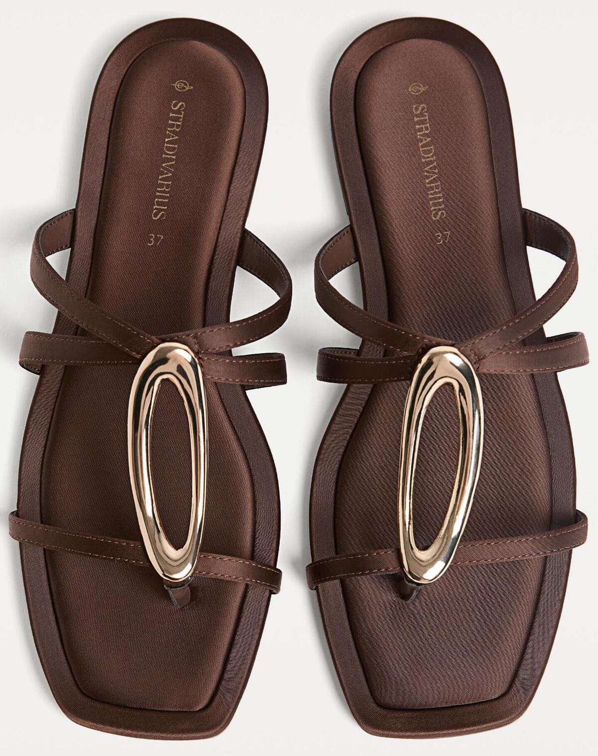 Las sandalias planas con detalle metálico en color marrón de Stradivarius