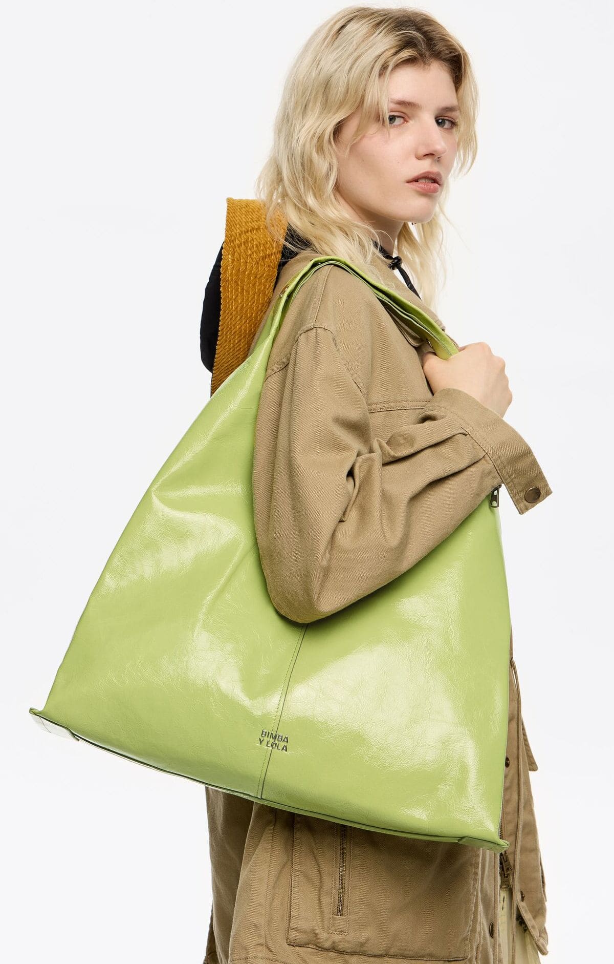 El nuevo bolso paper bikini maxi de piel en color lima de Bimba y Lola