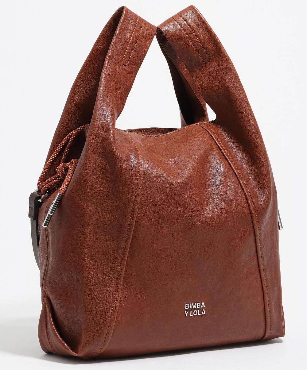 El nuevo bolso paper mediano de piel en color tostado oscuro de Bimba y Lola