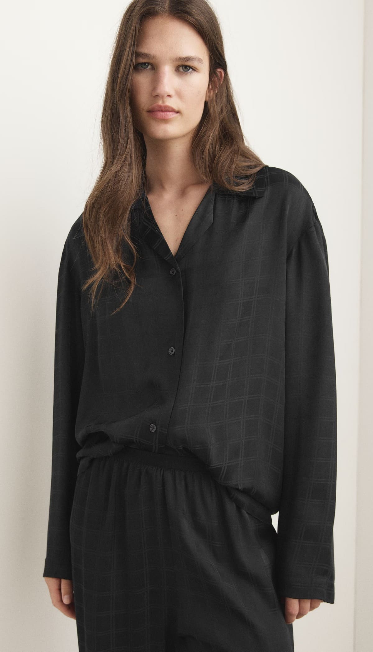 La nueva camisa de pijama a cuadros rayon en color negro de Mango