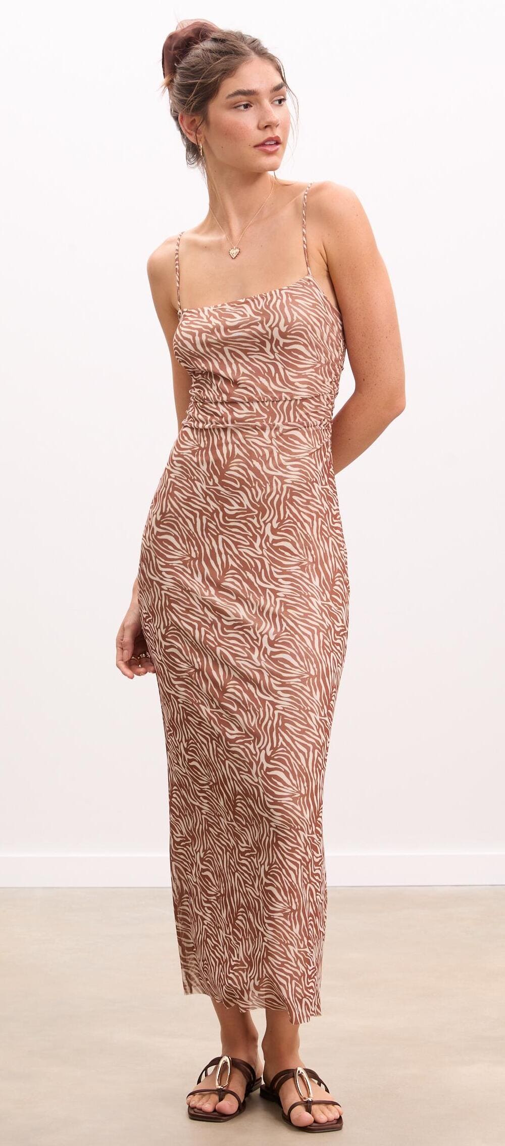 El nuevo vestido midi tul estampado en color marrón de Stradivarius