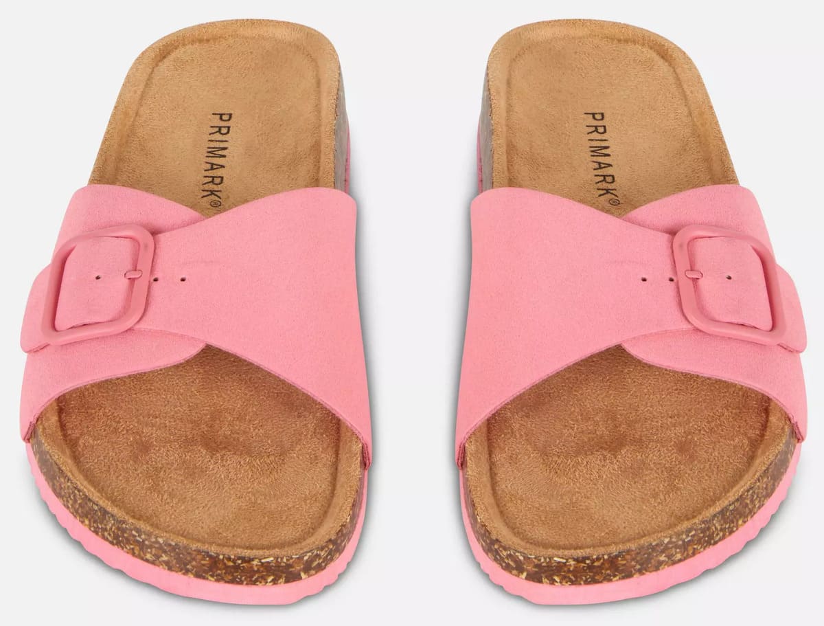 Las sandalias planas de una sola tira en color rosa de Primark