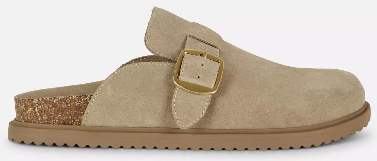 Las sandalias tipo zuecos con hebilla de The Edit en color gris topo de Primark