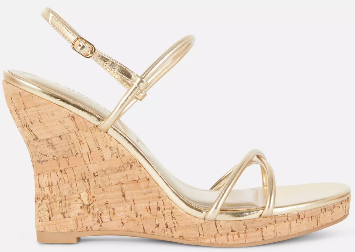 Las sandalias elegantes con cuña de corcho en color dorado de Primark