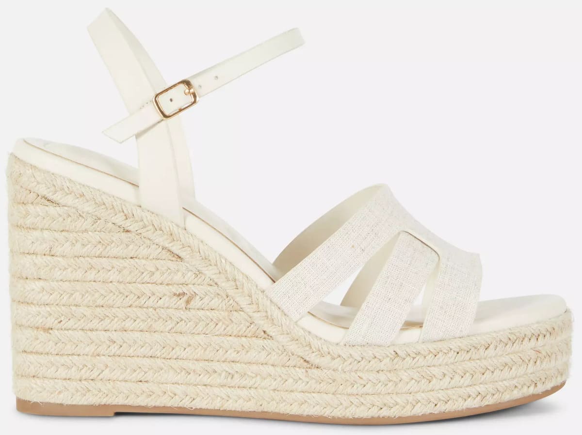 Las sandalias de cuña con tiras cruzadas en color crudo de Primark