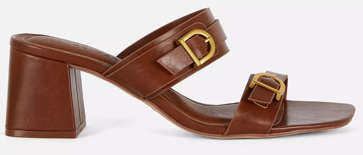 Las sandalias estilo chinela con dos hebillas y tacón en color tostado de Primark