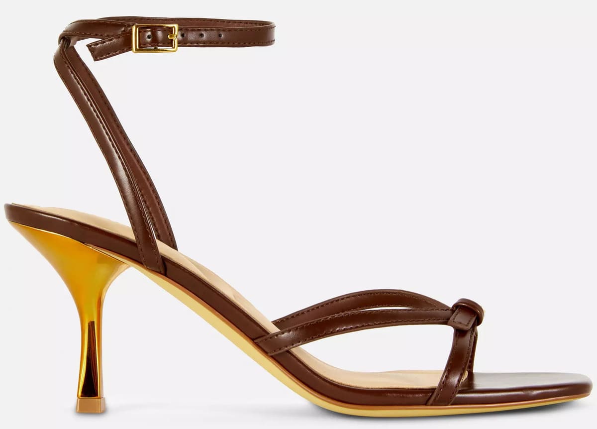 Las sandalias con tacón dorado con tiras en color marrón chocolate de Primark