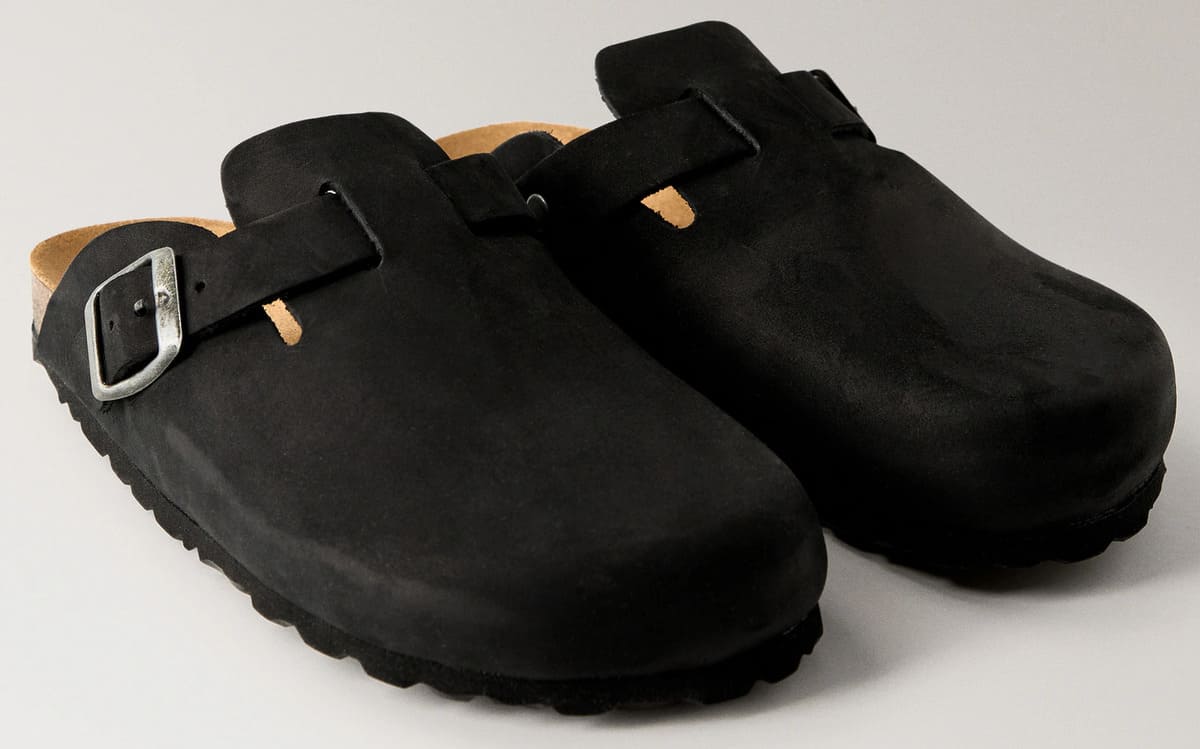 Las zapatillas de piel tipo zueco en color gris antracita de Mango