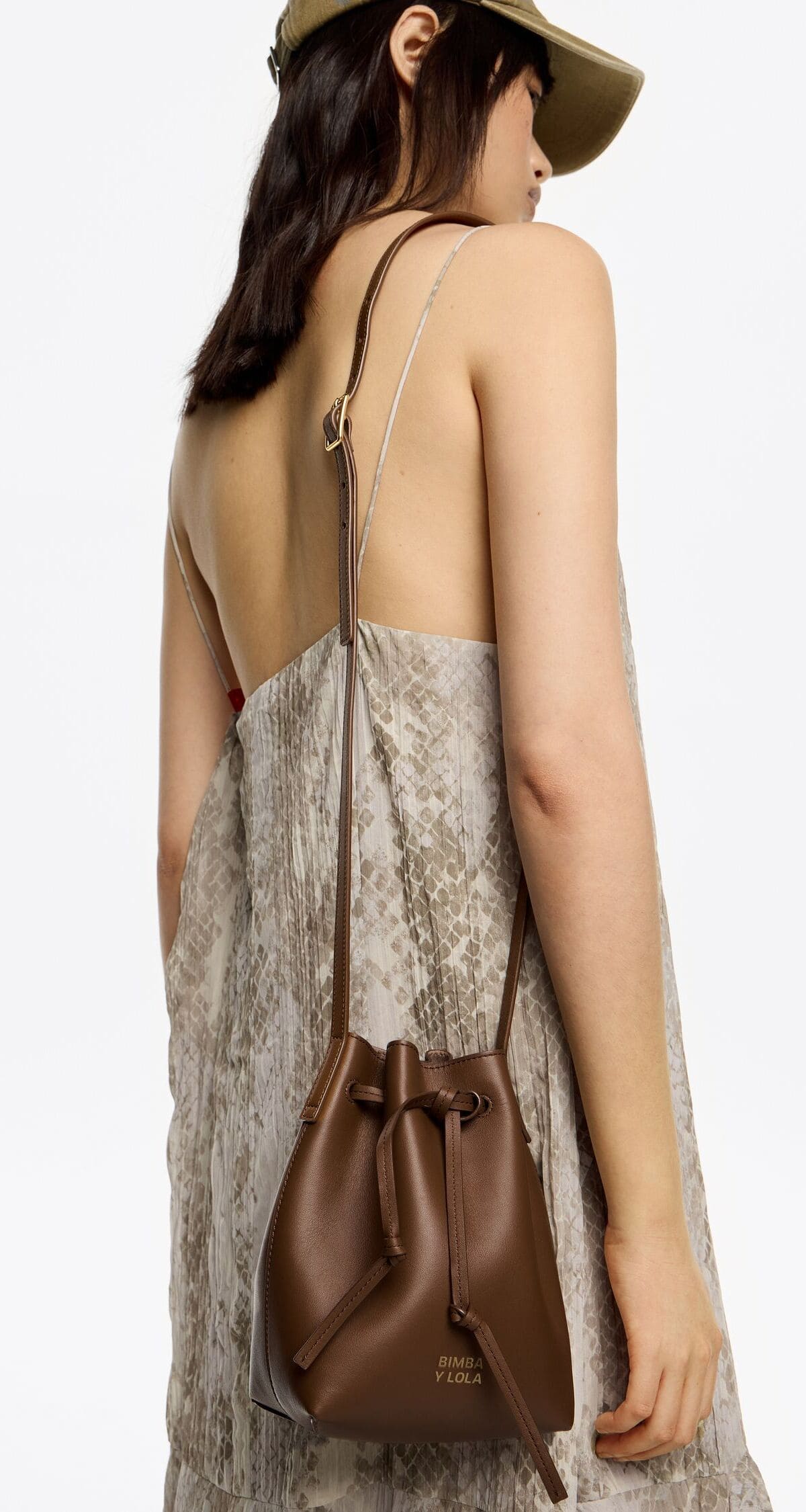 El nuevo bolso bucket de piel en color roble de Bimba y Lola